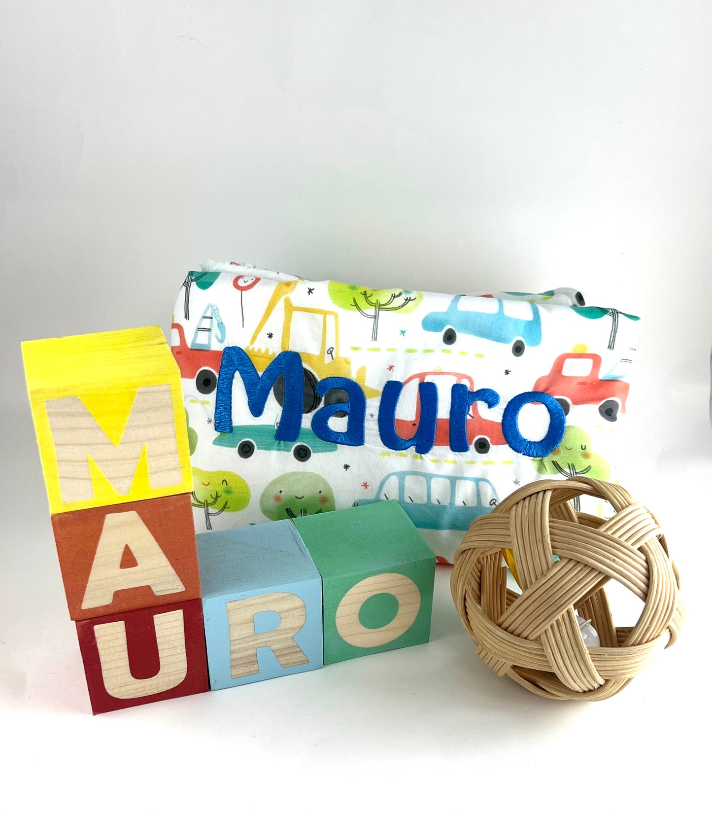 Cubo de madera con letras