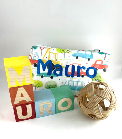 Cubo de madera con letras